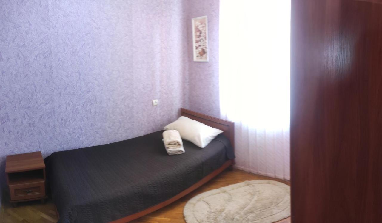 Comfortable Apartments In Centre With 3 Bedrooms Rivne Exteriör bild